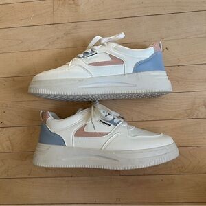 Fashion Women White Fashion Tennis Shoes with blush pink and blue accents sz 8.5